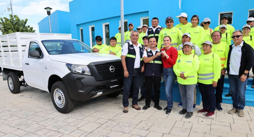 Gobierno de Isla Mujeres entrega de vehículos y uniformes a las áreas operativas y administrativas