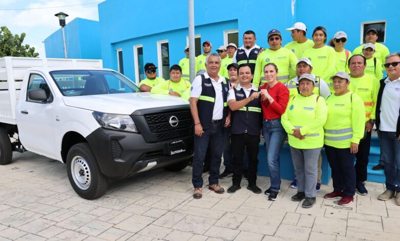 Gobierno de Isla Mujeres entrega de vehículos y uniformes a las áreas operativas y administrativas