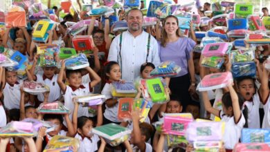 Atenea Gómez y Julián Ricalde Entregan Útiles Escolares en Ciudad Mujeres