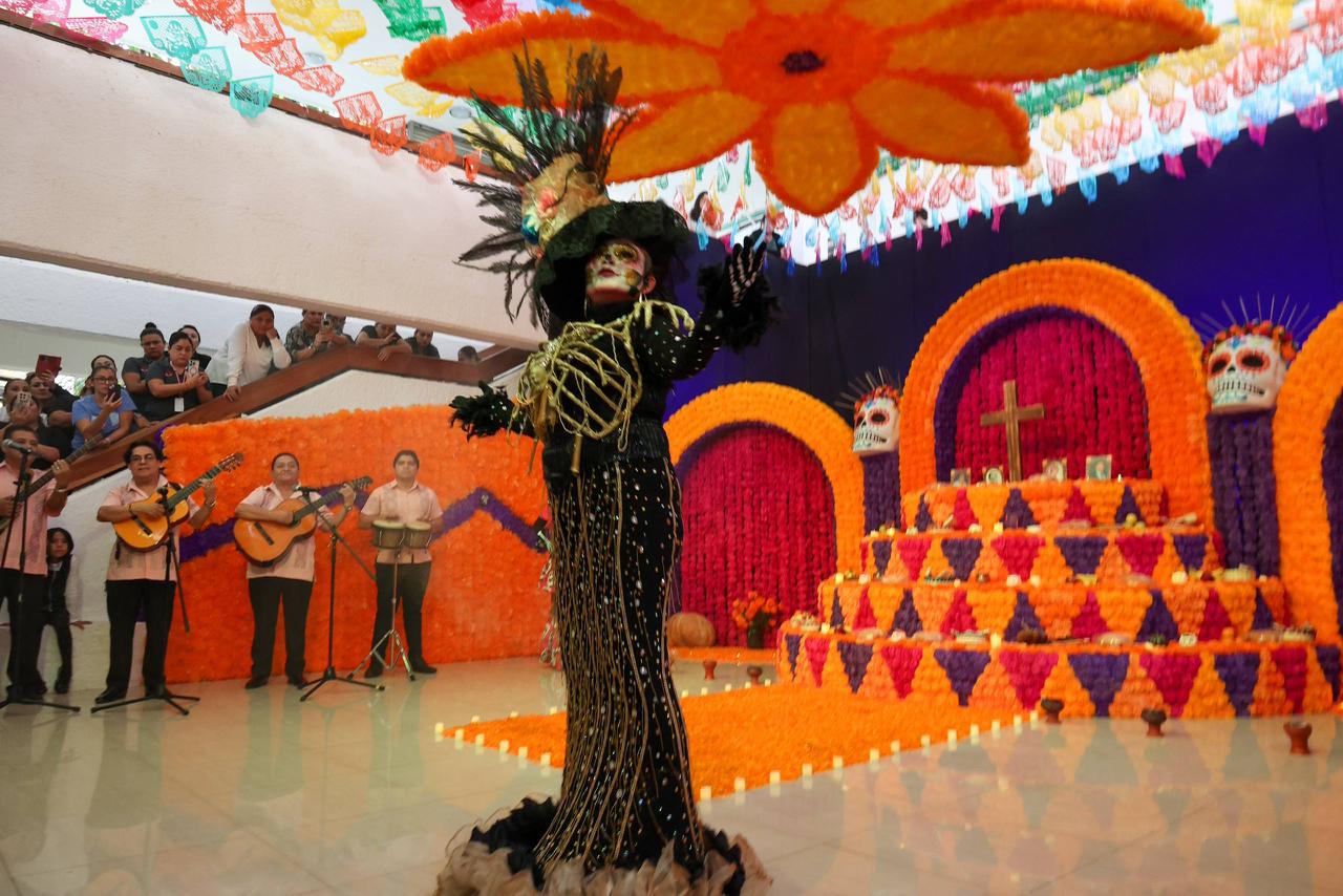 Cancún honra a ex presidentes municipales con altar de muertos en Palacio