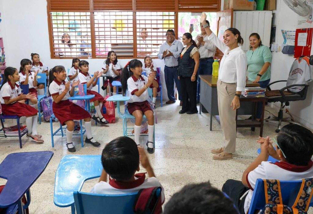 Ana Paty Peralta entrega más de 28 mil tenis a estudiantes