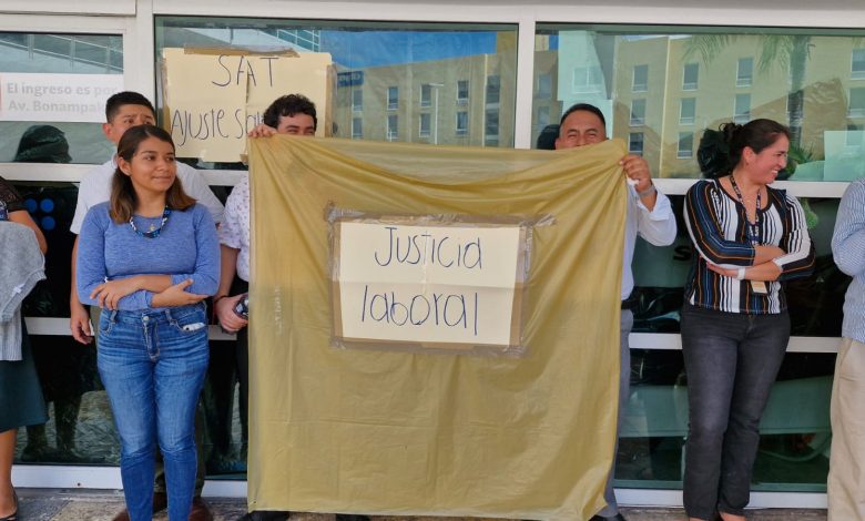 Empleados del SAT Cancún paran labores por falta de pago