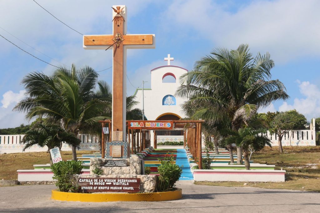 Isla Mujeres embellece panteones y lanza nebulización previo a Día de Muertos