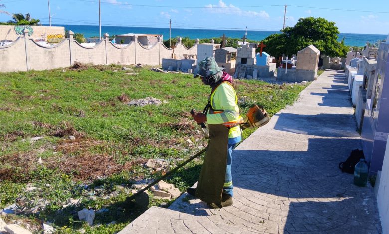 Isla Mujeres embellece panteones y lanza nebulización previo a Día de Muertos
