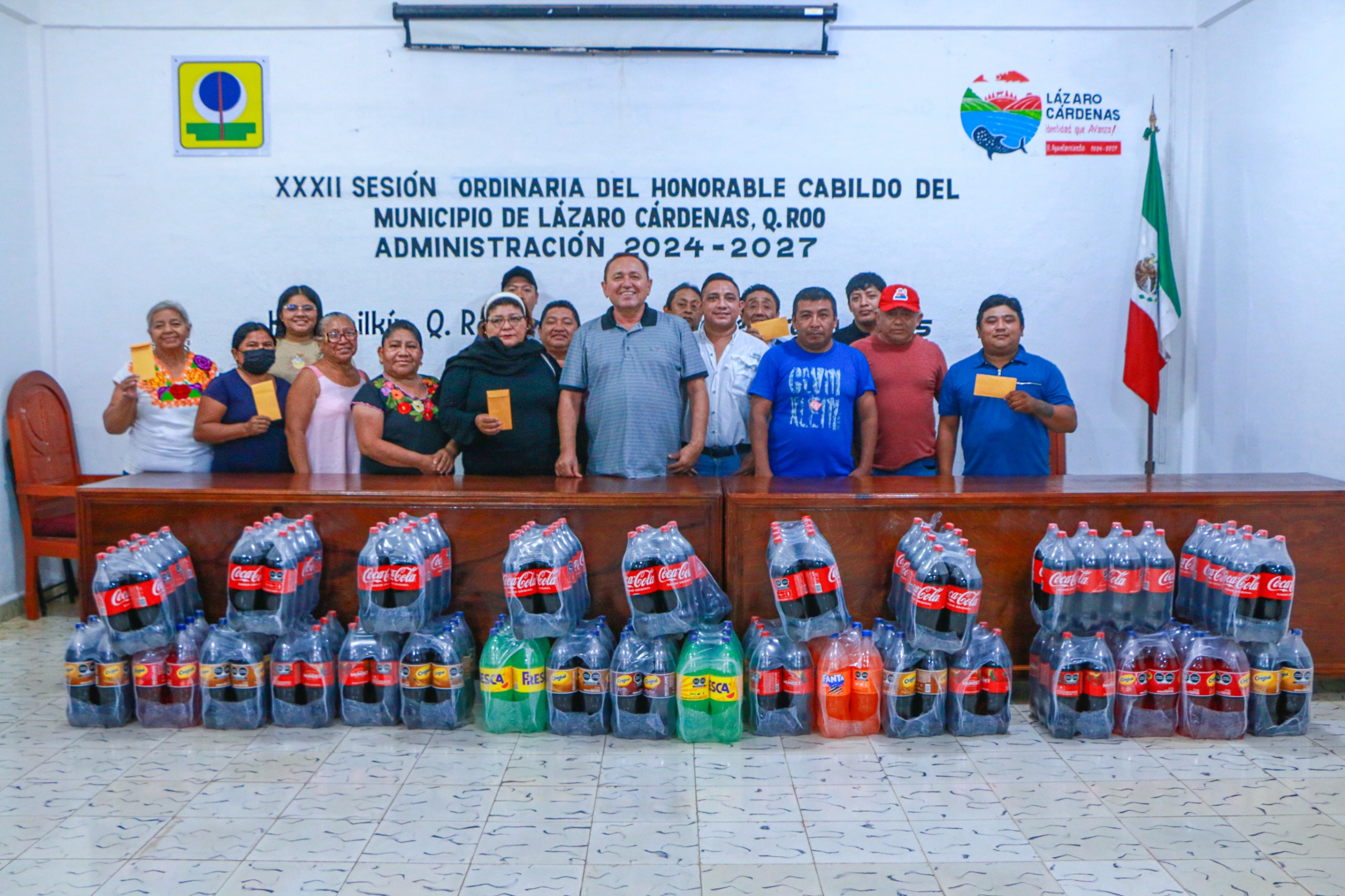 Nivardo Mena entrega apoyos para fortalecer la feria tradicional de Kantunilkín