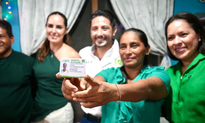 Renán Sánchez entrega la primera credencial de afiliación del Partido Verde en Quintana Roo