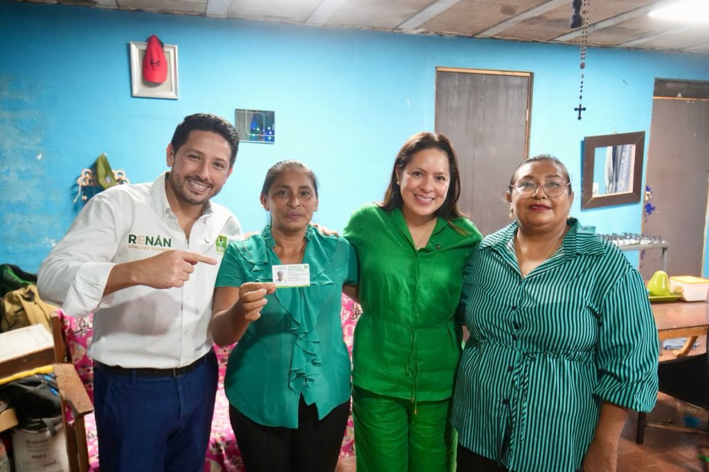 Renán Sánchez entrega la primera credencial de afiliación del Partido Verde en Quintana Roo