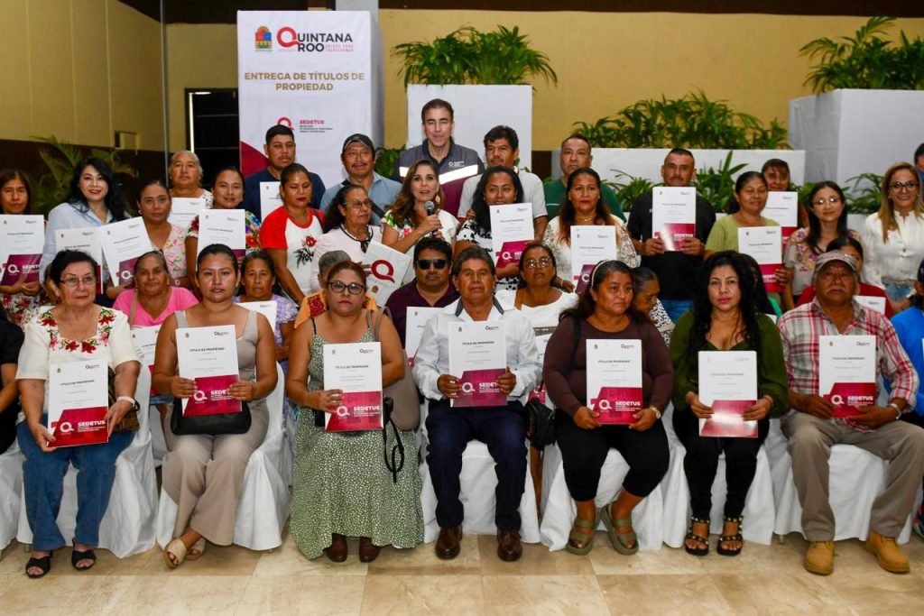 Mara Lezama entrega títulos de propiedad a 44 familias de Othón P. Blanco con justicia social