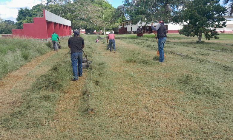 Kantunilkín embellece estadio para el desfile de la revolución mexicana