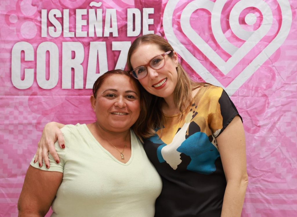 Atenea Gómez entrega paquetes del programa “Isleña de Corazón” en Ciudad Mujeres