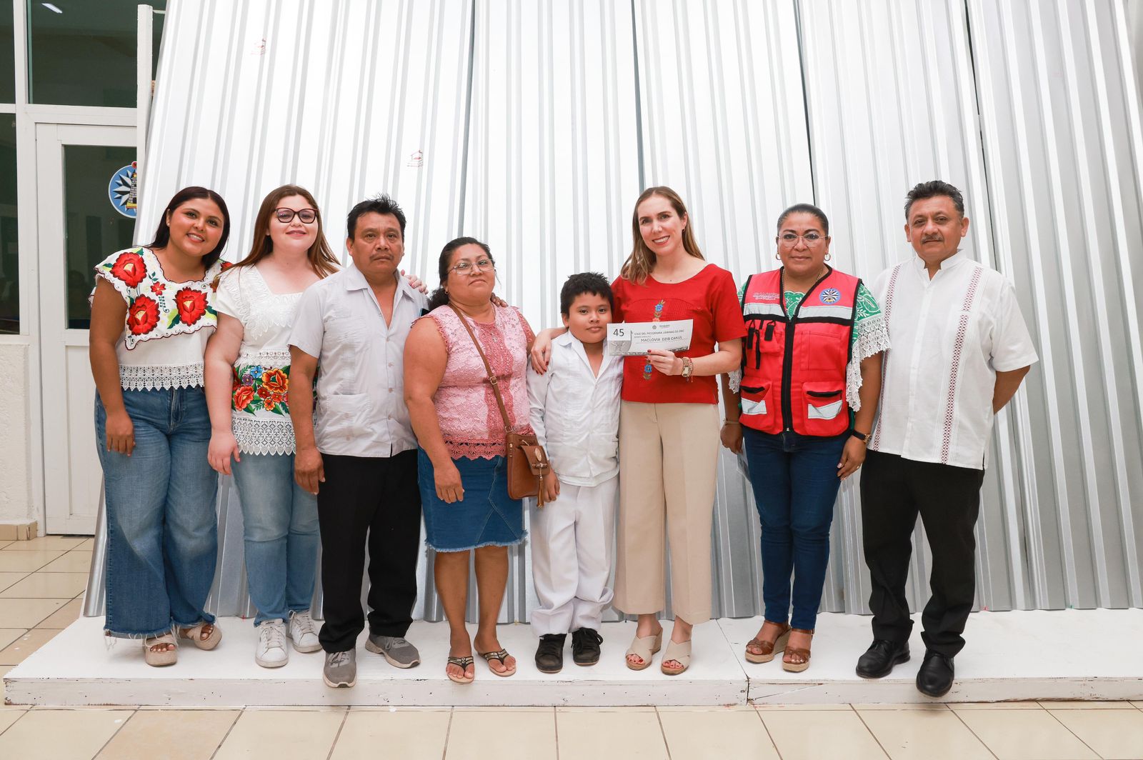 Atenea Gómez continúa la entrega de láminas de Zinc en Ciudad Mujeres