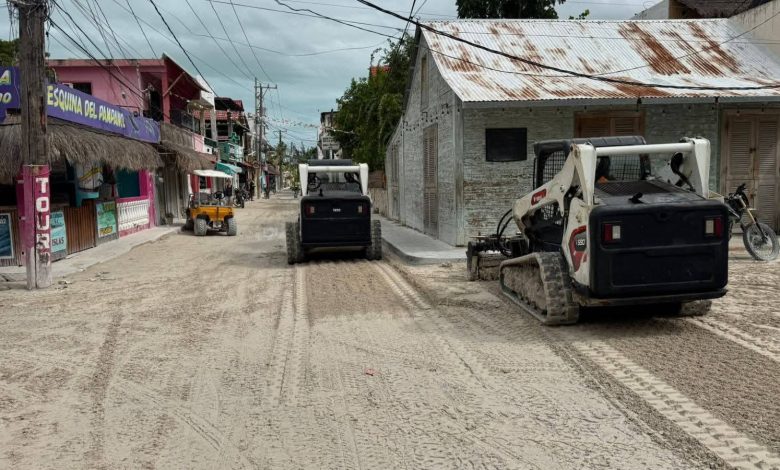 Holbox pule sus calles de arena para la llegada de turistas