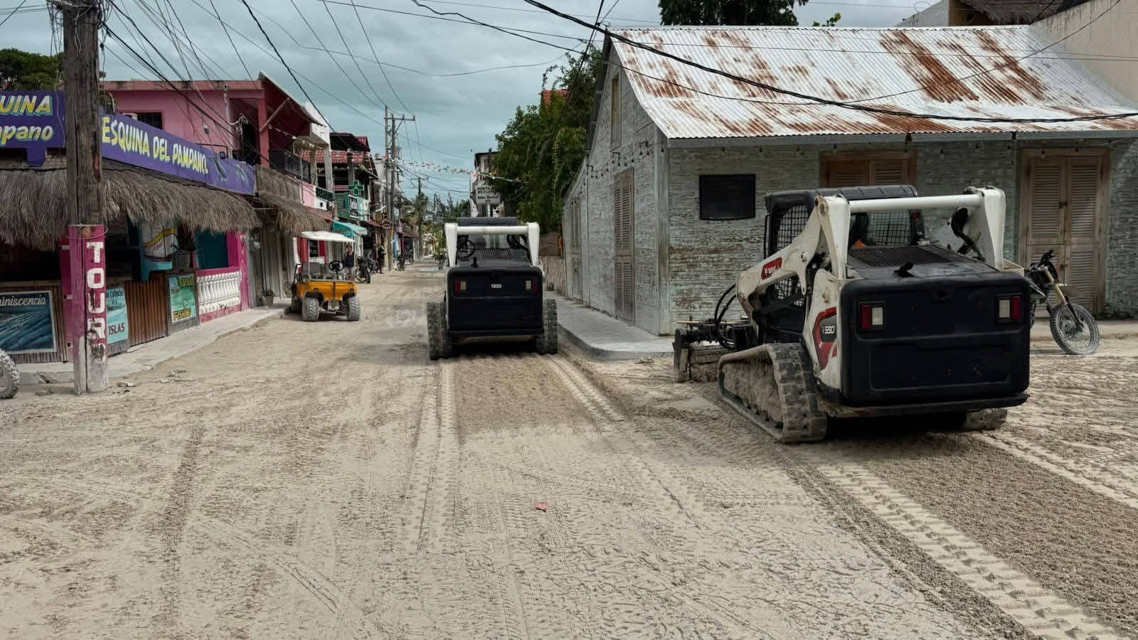 Holbox pule sus calles de arena para la llegada de turistas