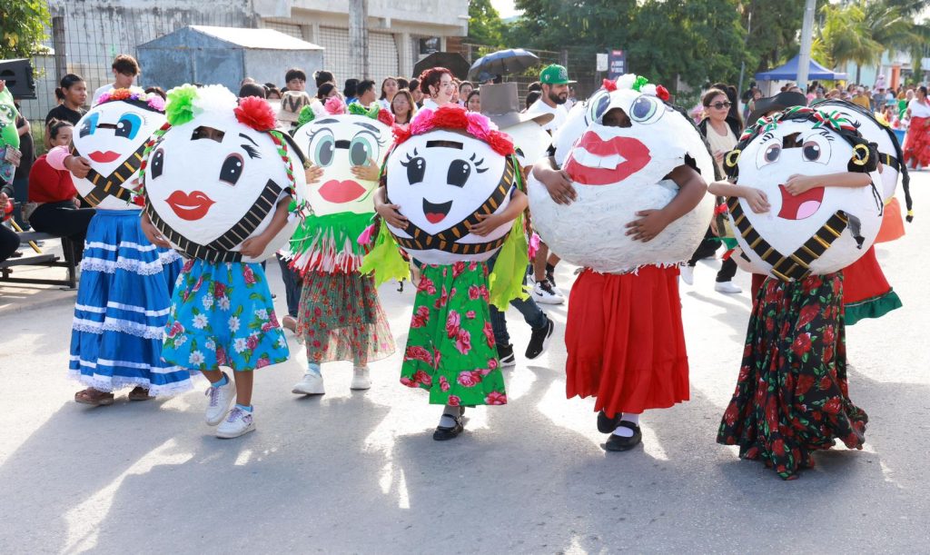 Desfile cívico-deportivo enciende Ciudad Mujeres con mil 400 participantes