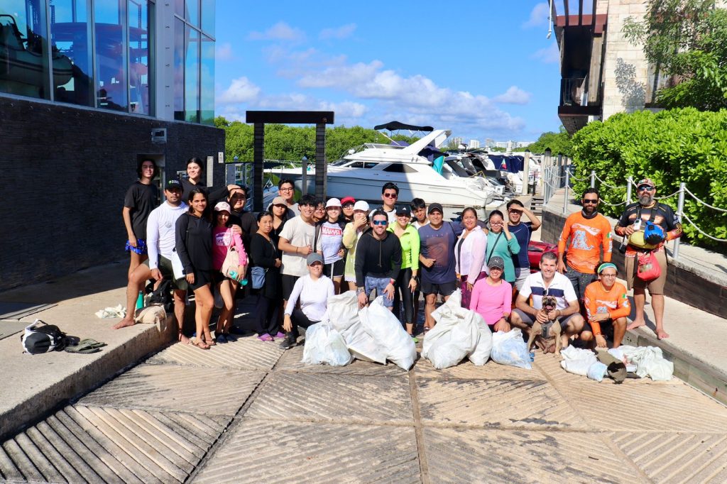 SEMA y universitarios limpian manglares de la Laguna Nichupté en kayak