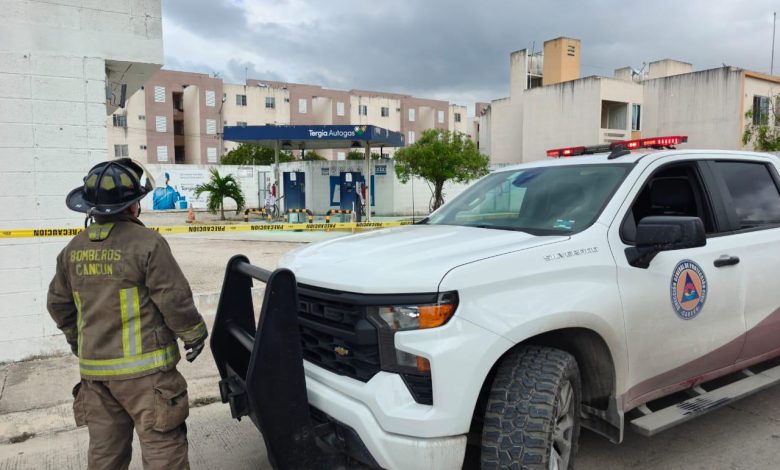 Bomberos de Cancún atienden fuga de gas en Prado Norte SM 260