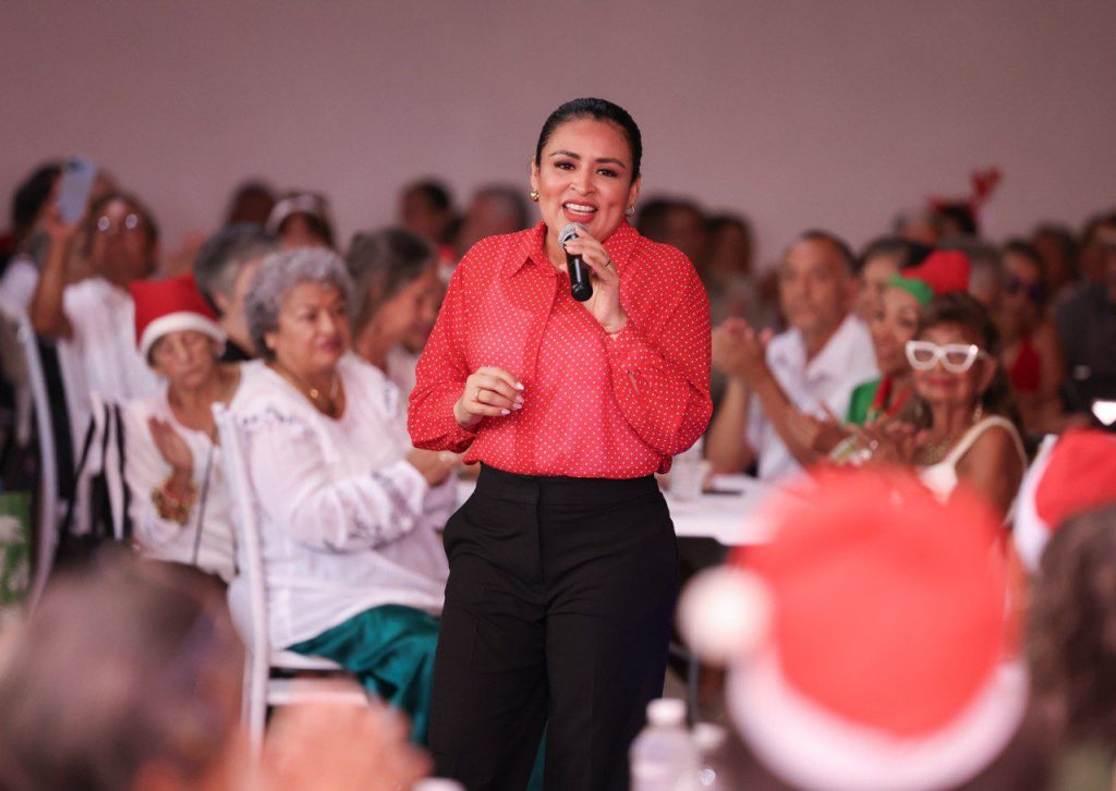 Blanca Merari festeja la Navidad con los abuelitos de Puerto Morelos