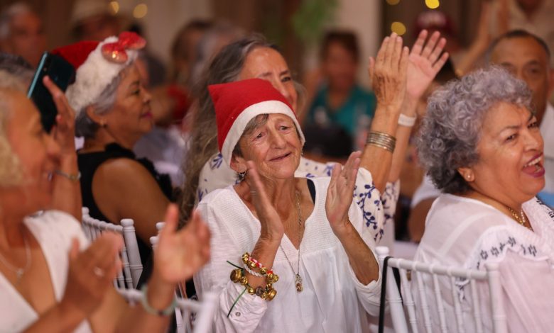 Blanca Merari festeja la Navidad con los abuelitos de Puerto Morelos
