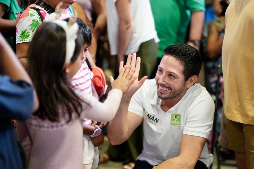 Renán Sánchez Tajonar celebra posada navideña con familias de Cozumel