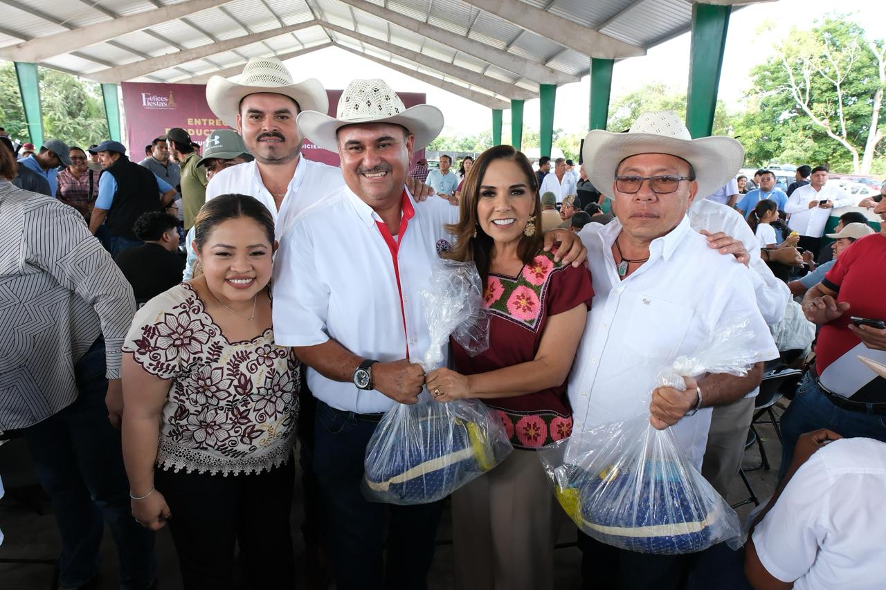 Mara Lezama entrega 3 mil 640 pavos a familias cañeras de Q. Roo