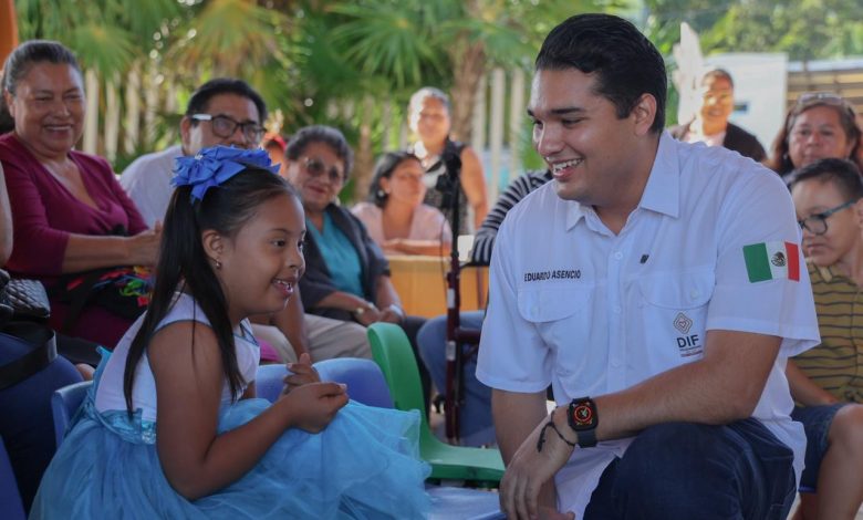 Eduardo Asencio celebra posada navideña con usuarios del CRIM en Playa del Carmen