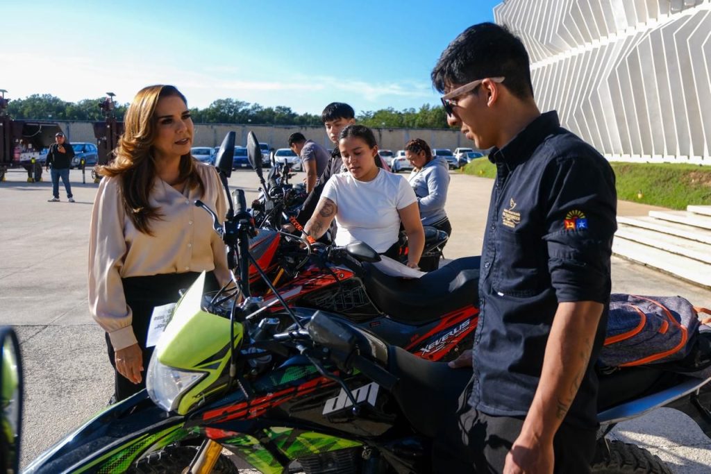 Mara Lezama entrega motos recuperadas y chips de rastreo en Cancún