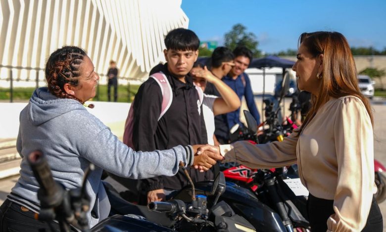 Mara Lezama entrega motos recuperadas y chips de rastreo en Cancún