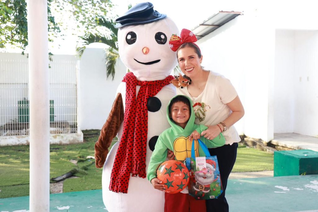 Atenea Gómez reparte más de 5 mil juguetes en Isla Mujeres