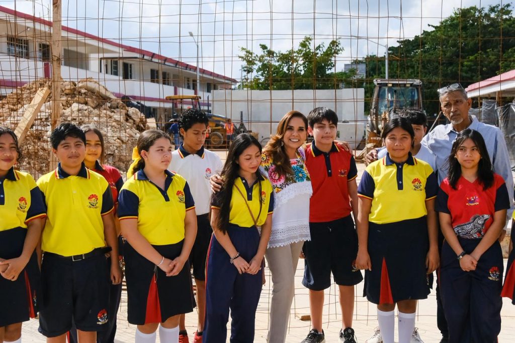 Mara Lezama supervisa domo en secundaria "Cancún" tras casi una década de espera