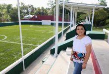 Blanca Merari entrega renovado campo de futbol en Leona Vicario