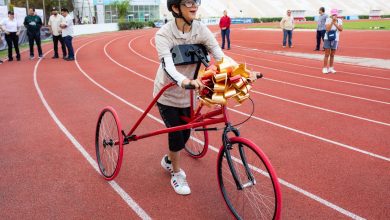 Estefanía Mercado entrega equipo especializado a joven atleta playense