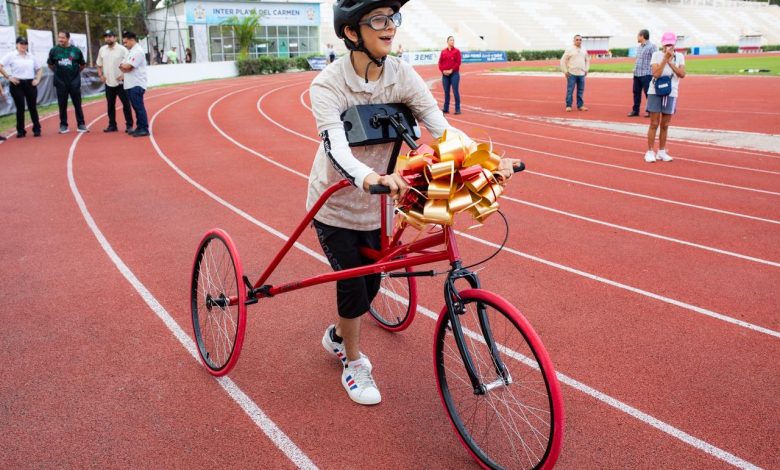 Estefanía Mercado entrega equipo especializado a joven atleta playense