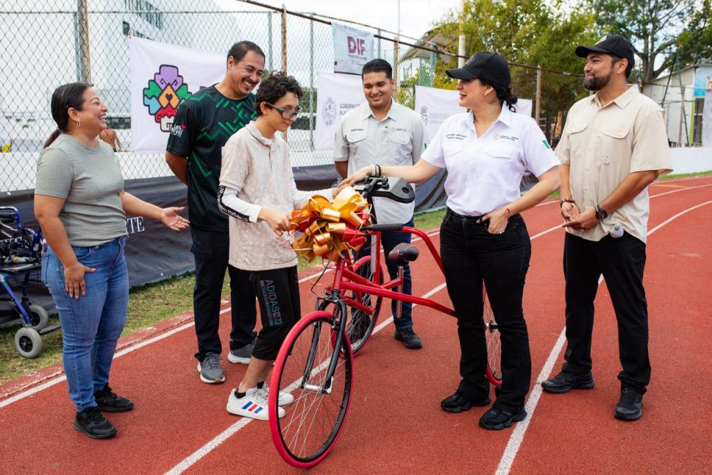 Estefanía Mercado entrega equipo especializado a joven atleta playense