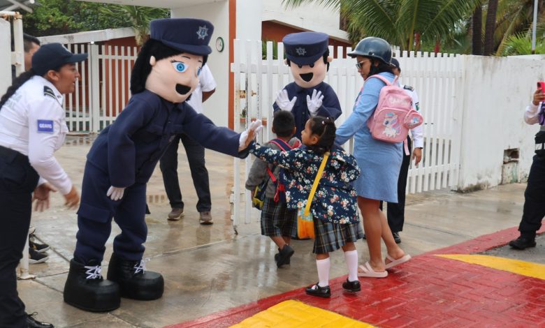 Atenea Gómez supervisa regreso a clases de 4 mil alumnos en Isla Mujeres