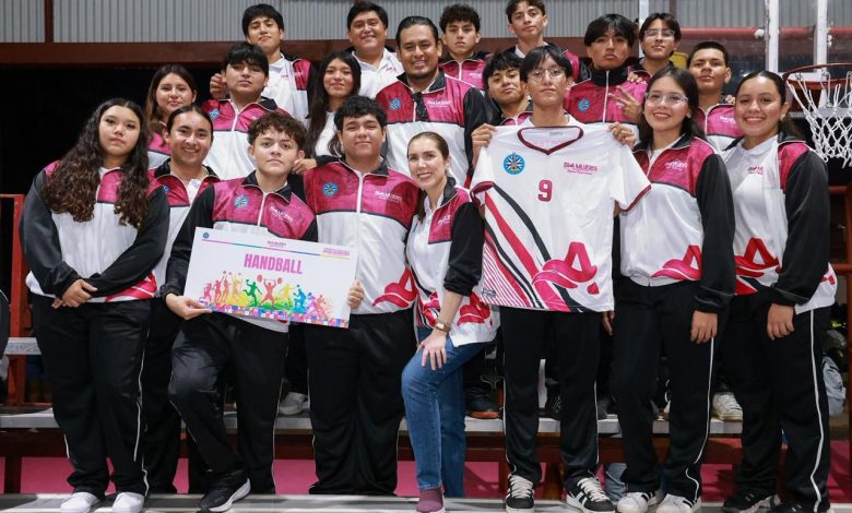 Atenea Gómez abandera a la Delegación Deportiva de Isla Mujeres