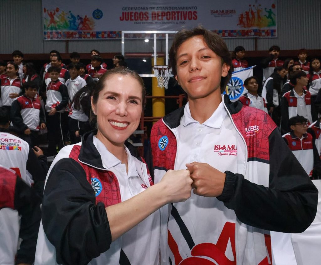 Atenea Gómez abandera a la Delegación Deportiva de Isla Mujeres