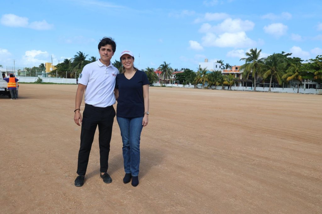 Atenea Gómez supervisa reconstrucción del campo de fútbol de Salinas