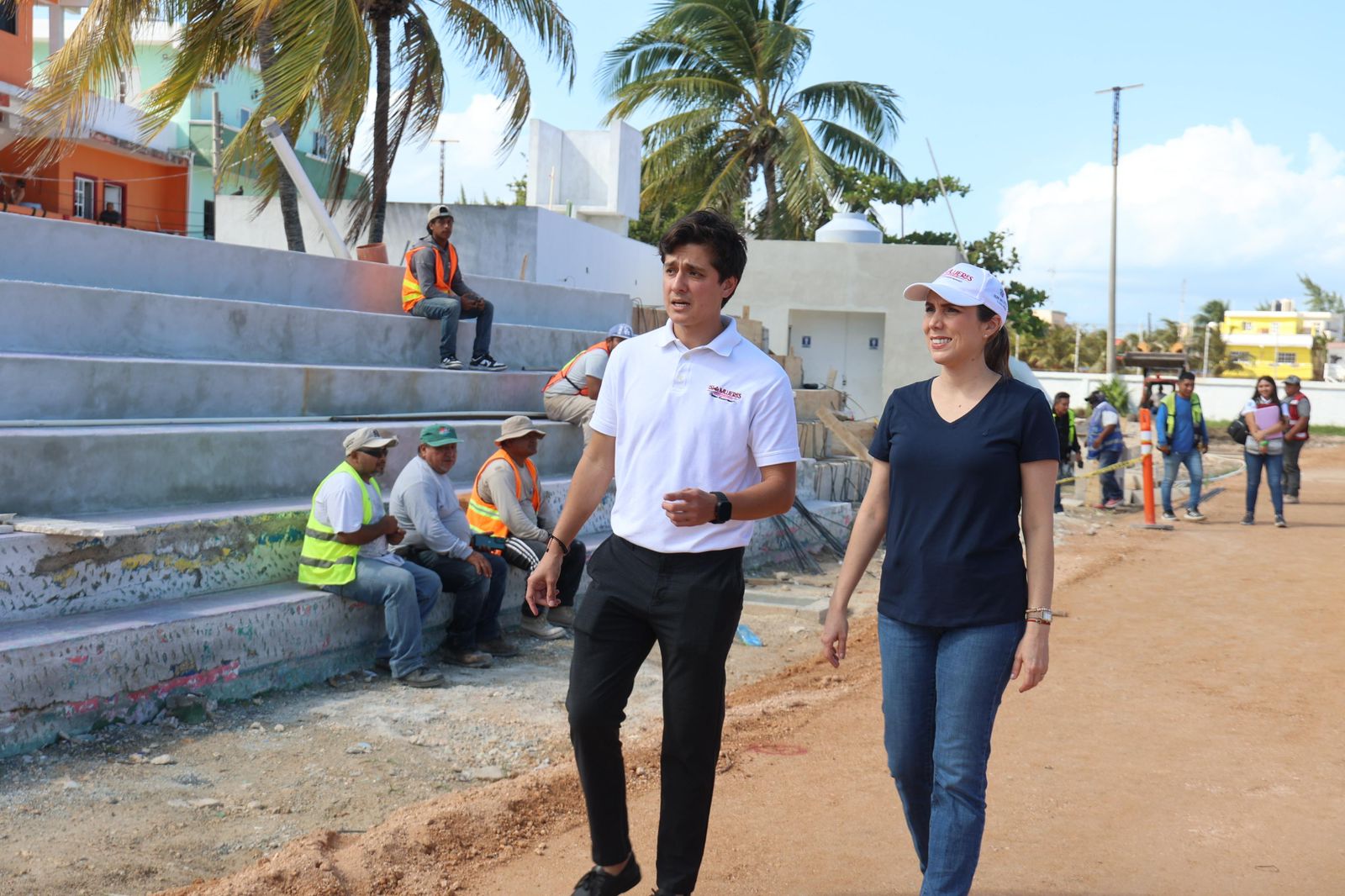 Atenea Gómez supervisa reconstrucción del campo de fútbol de Salinas