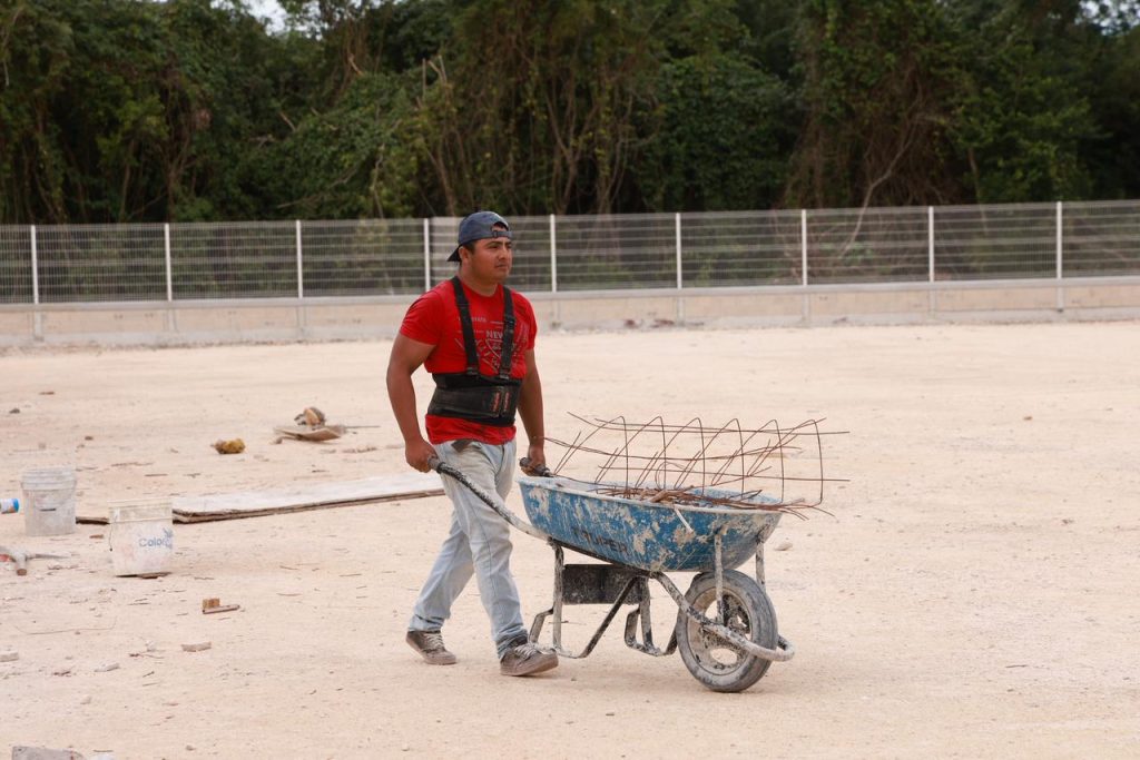 Atenea Gómez supervisa primera cancha de fútbol 7 en Ciudad Mujeres