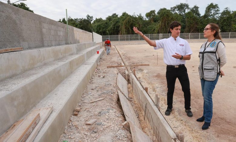 Atenea Gómez supervisa primera cancha de fútbol 7 en Ciudad Mujeres