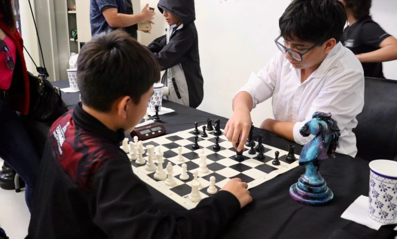 CODEQ entrega tableros de CHESS.com a ajedrecistas de Cozumel