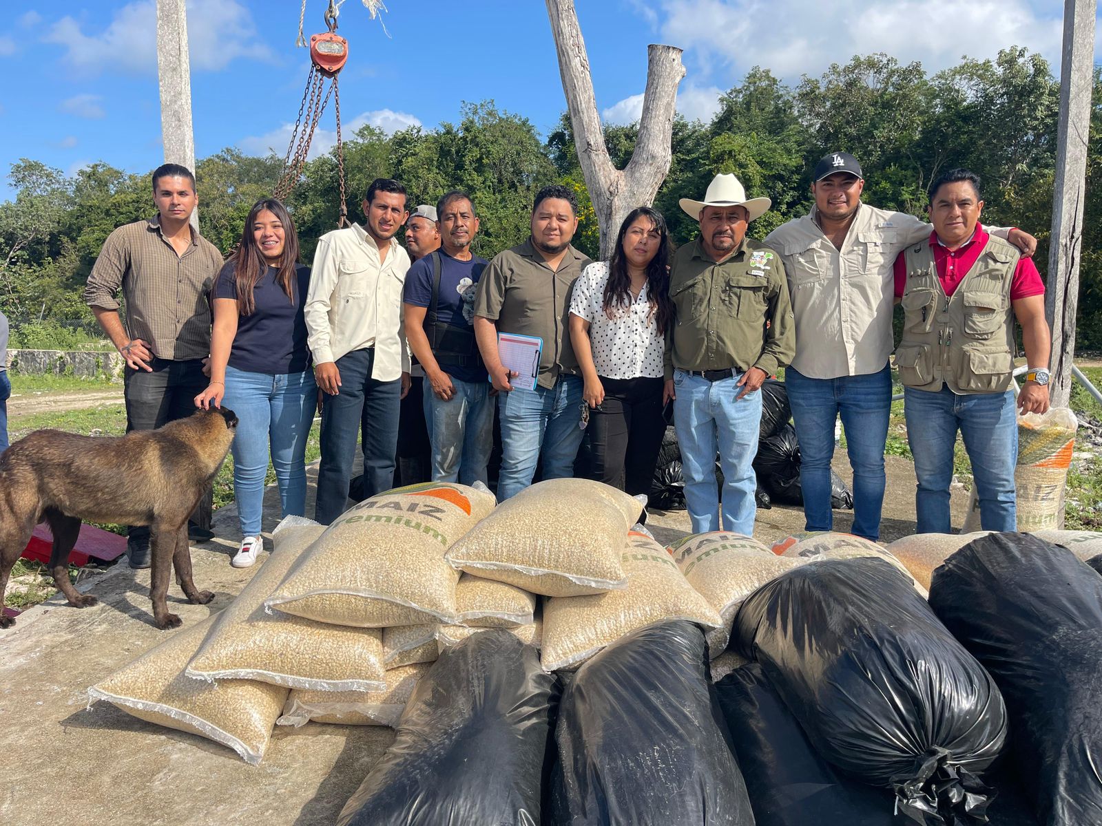 Estefanía Mercado entrega 7.5 toneladas de forraje a ganaderos locales
