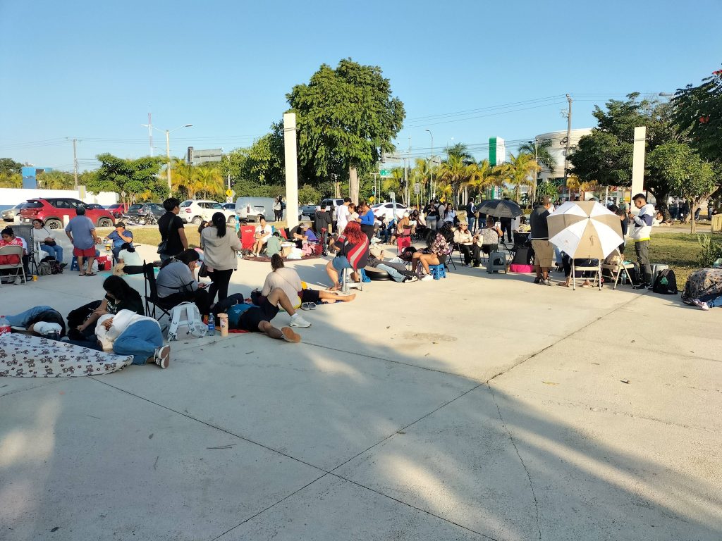 ¡Todo por verlos tocar! Cancunenses madrugan en el Beto Ávila por boletos de Banda MS