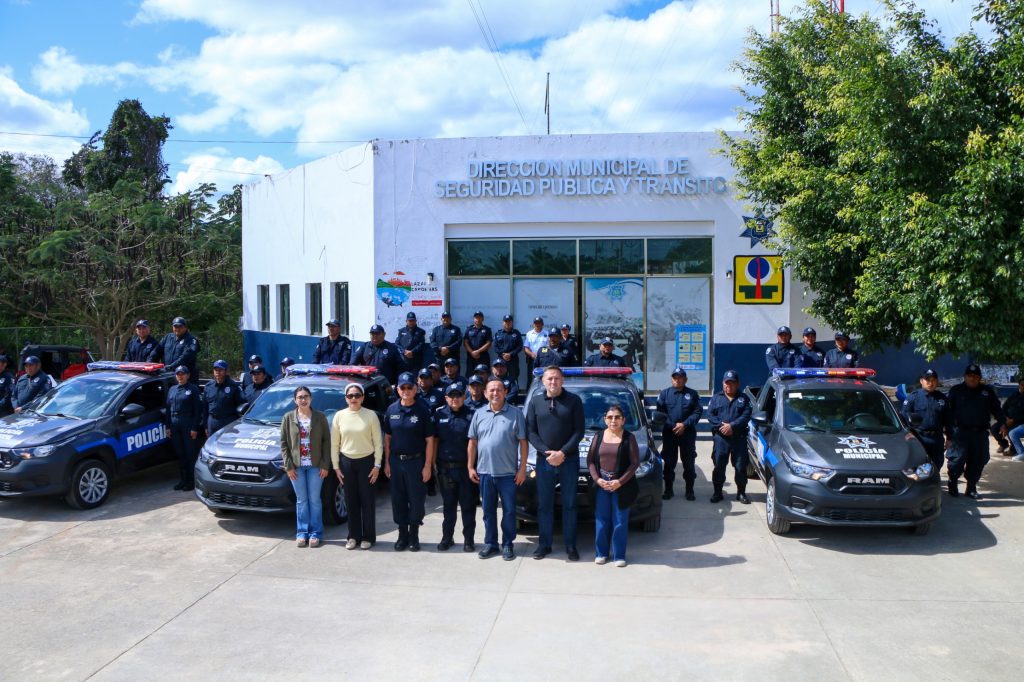 Nivardo Mena entrega patrullas para reforzar seguridad en Lázaro Cárdenas