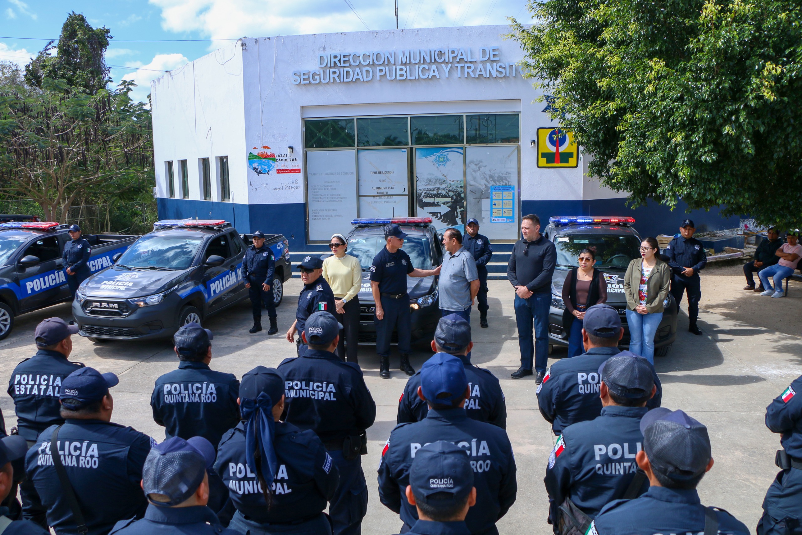 Nivardo Mena entrega patrullas para reforzar seguridad en Lázaro Cárdenas