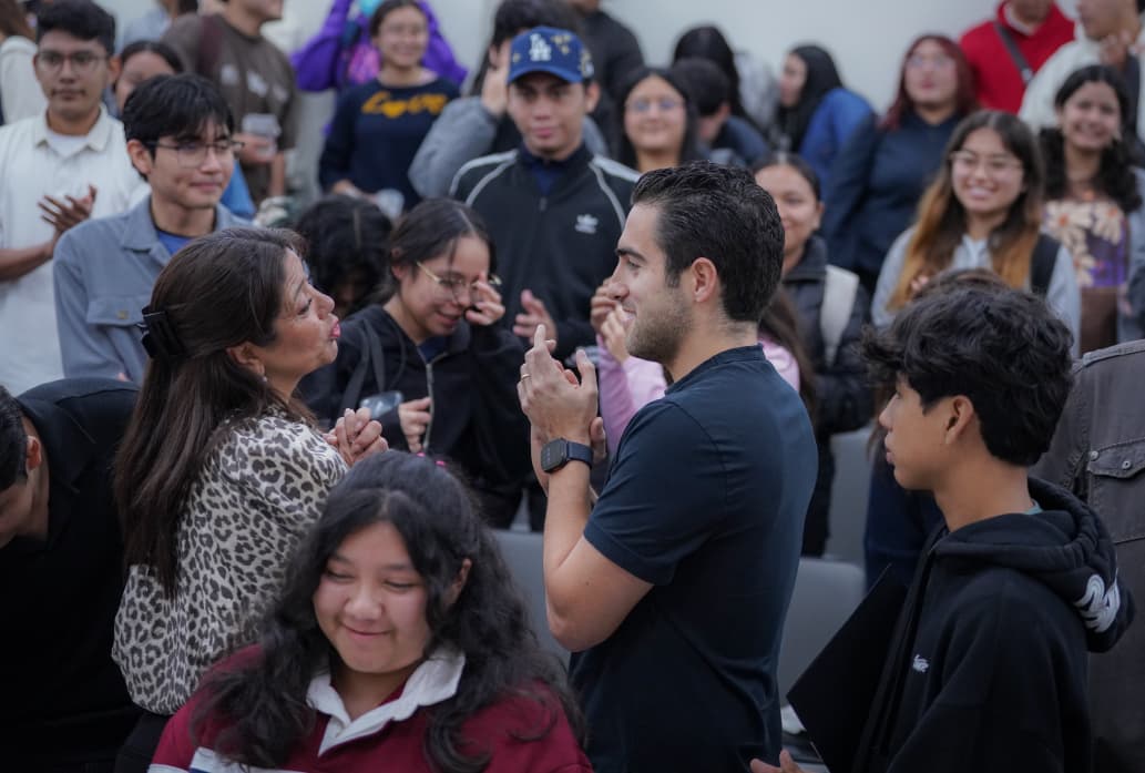 Gino Segura dialoga con estudiantes de la Unicaribe