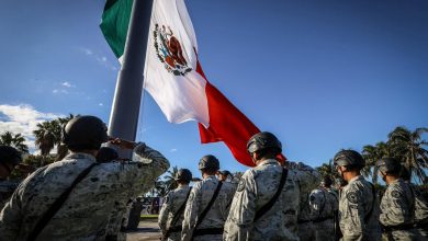 Ana Paty Peralta encabeza honores a la bandera en Zona Hotelera