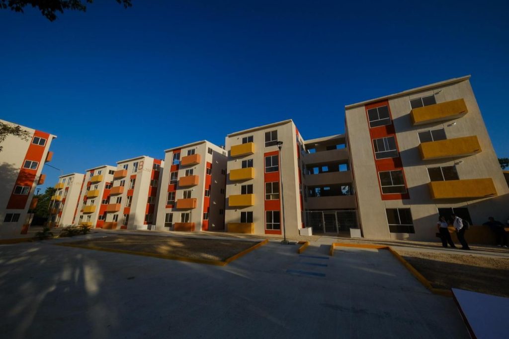 Desde el fraccionamiento Paraíso Maya en Cancún, la gobernadora Mara Lezama destacó los avances del programa "Vivienda para el Bienestar". En un enlace en vivo