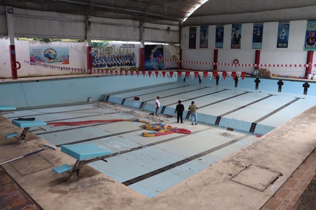 CODEQ supervisa mantenimiento de alberca semiolímpica en Chetumal este 2026