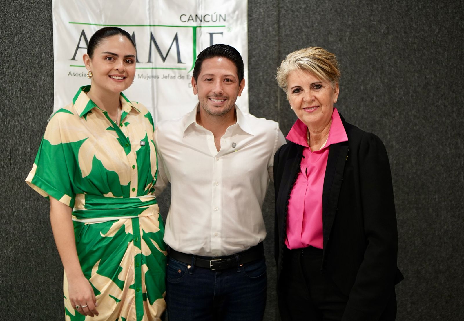 Renán Sánchez impulsa Inteligencia Artificial con mujeres empresarias en Cancún